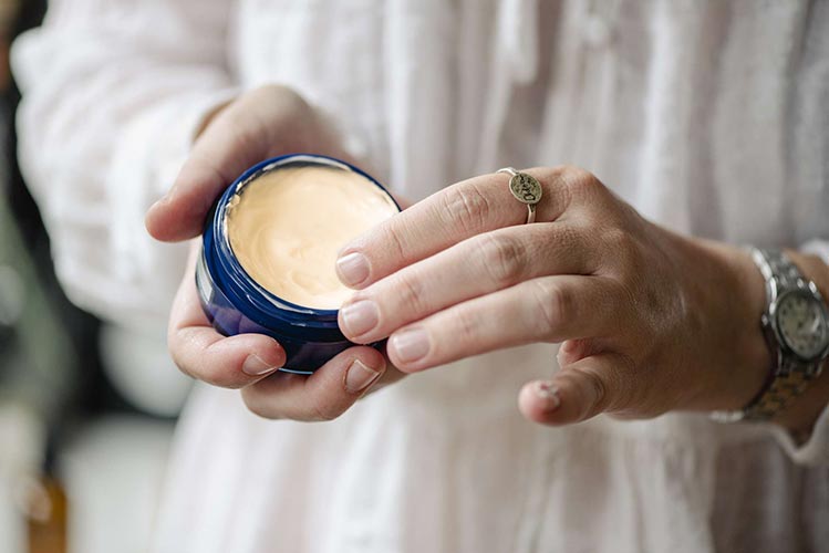 وازلین برای ناحیه تناسلی مردان و زنان