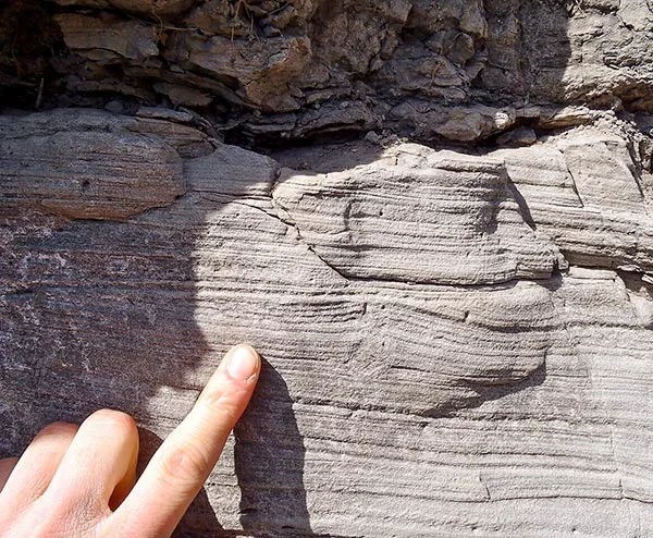 عکس سنگ رسوبی لایه لایه — ساخت لایه‌بندی در رسوبات