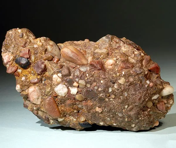 عکس سنگ رسوبی آواری — کنگلومرا (دانه‌درشت و گرد شده)