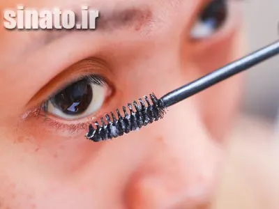 وازلین روی مژه‌های بالا برای جلوگیری از ریزش و خشکی