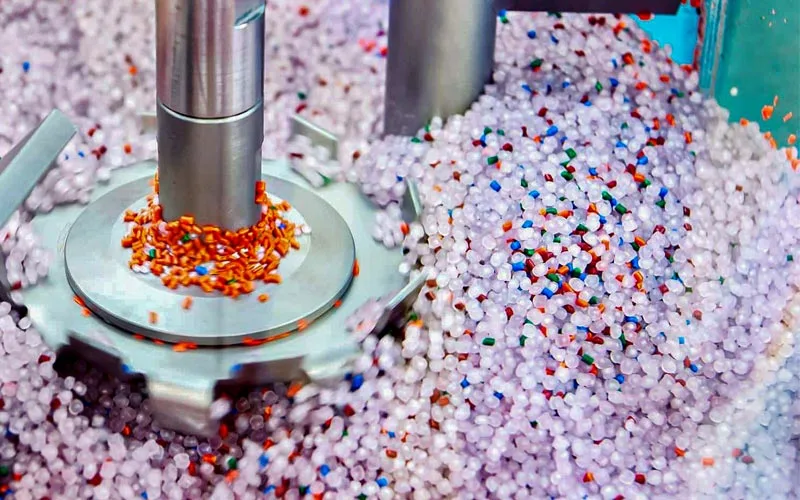 فرآیند پلیمریزاسیون و تولید زنجیره‌های پلیمری