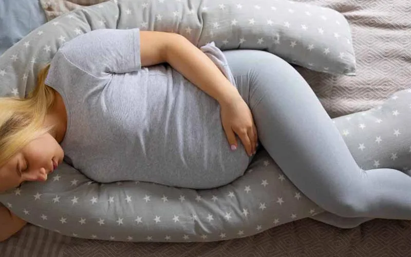 بهترین حالت خوابیدن در بارداری - خواب به پهلوی چپ با بالش بارداری